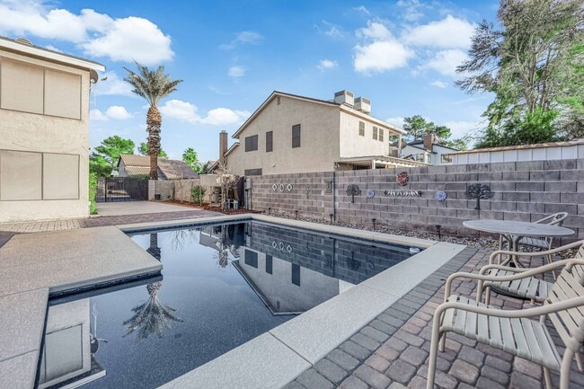 Building Photo - Beautiful 4 bed/ 3 bath POOL Home For Rent