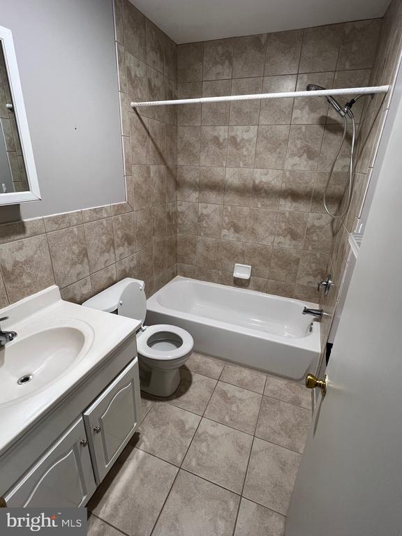 Building Photo - 8 Coventry Ct