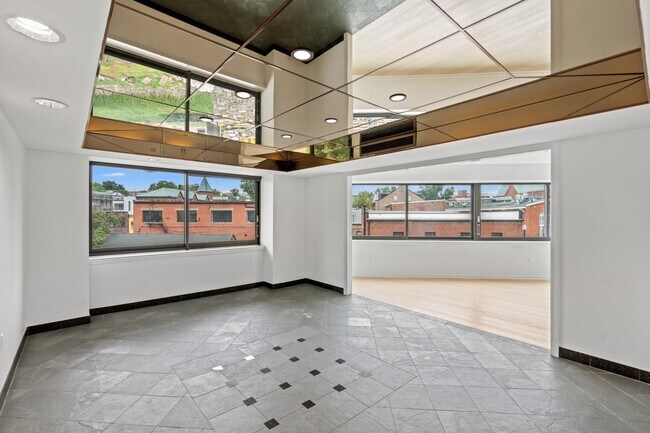 Building Photo - 1015 33rd St NW