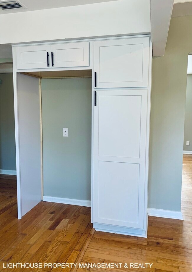 Building Photo - Large 4 Bed/1.5 Home with New Kitchen!