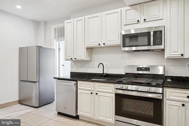 Building Photo - 1221 D St NE