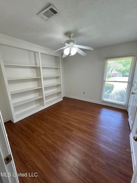 Building Photo - 204 Foxwood Cove