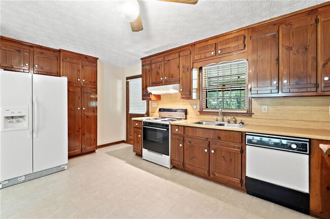 Building Photo - 106 Robinhood Dr