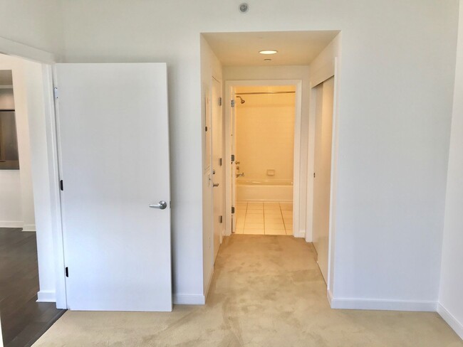 Building Photo - Potrero Hill 2Br/2Ba Modern Condo w/Parkin...