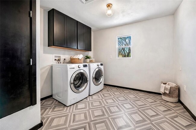 Building Photo - 6915 Providence Ave