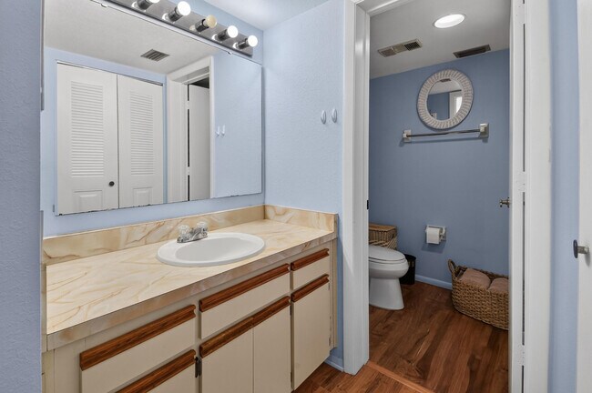 Building Photo - 1606 SE Green Acres Cir