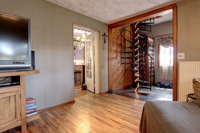 Building Photo - Bungalow in Desirable Highlands! Location Matters!