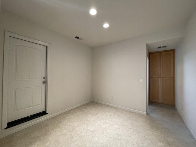 Building Photo - 1307 Yosemite Dr