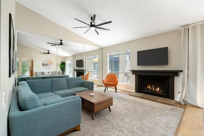 Building Photo - 864 S Mountain View Dr