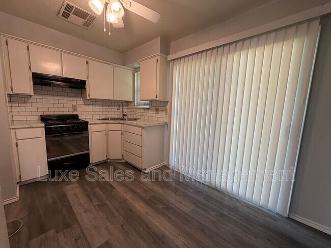 Building Photo - 205 S Meadow Ln