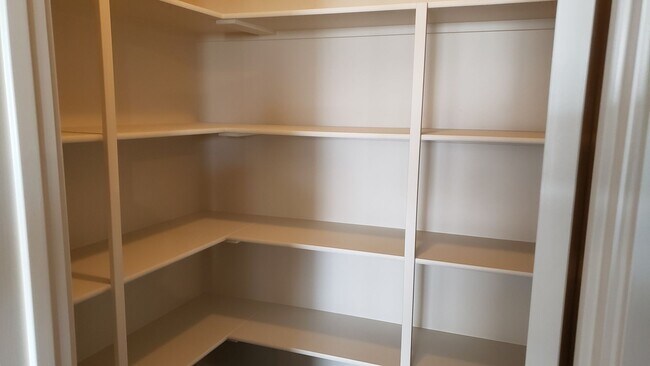 Building Photo - Like New Meridian Home!