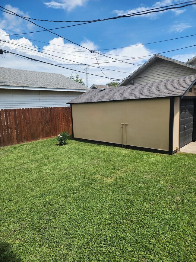Building Photo - 4828 Wharton Dr