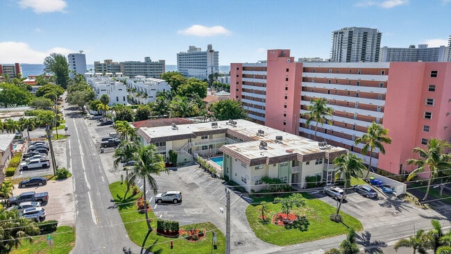 Building Photo - 1450 N Riverside Dr