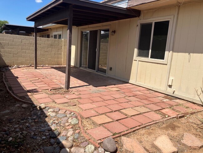 Building Photo - 517 W Duke Dr
