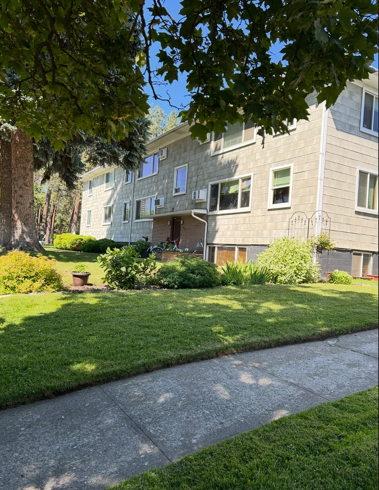 Building Photo - 405 S Coeur Dalene St