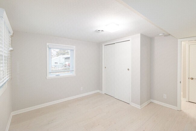 Building Photo - Gorgeous fully updated 3 bed 3 bath near KU Campus!