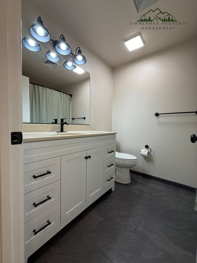 Building Photo - Updated Churchill 3 bedroom 2 bathroom Home