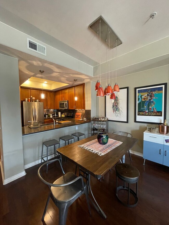 Building Photo - Stunning Penthouse Unit in Cap Hill!