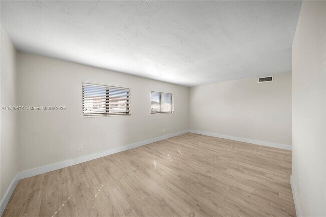 Building Photo - 1330 W 29th St