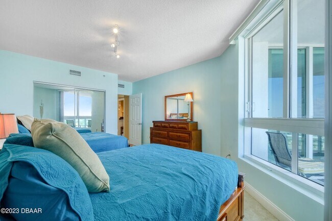 Building Photo - 1241 Riverside Dr