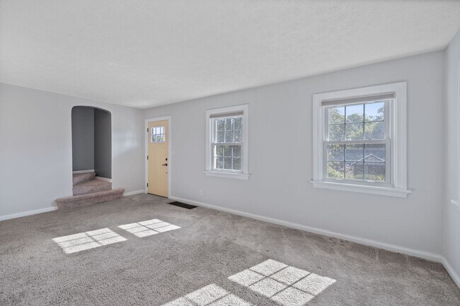 Building Photo - ANDERSON- Charming 4 bedroom 2 bath with f...
