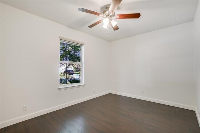 Building Photo - 906 Iris Dr