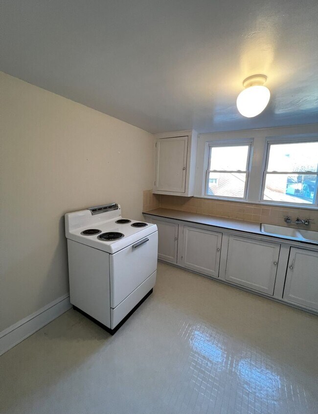 Building Photo - FOR RENT IN ARDMORE!!