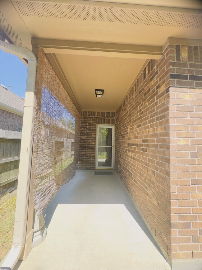 Building Photo - 26327 Cedar Pine Dr