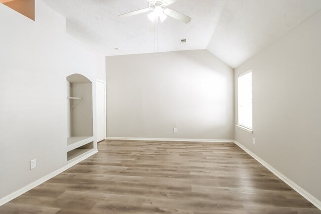 Building Photo - 16206 Hollow Rock Dr