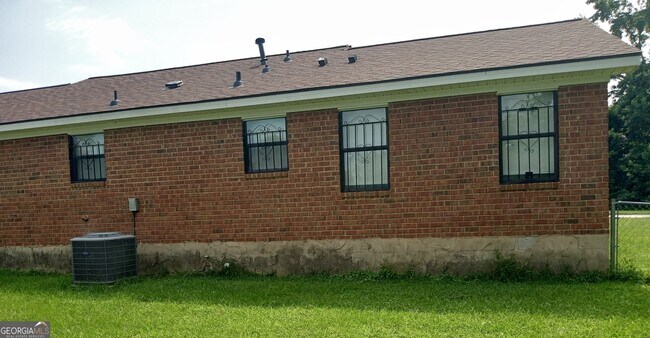 Building Photo - 2928 Dahlia Dr