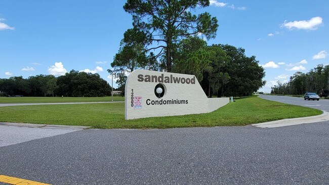 Building Photo - 3 bedroom 2 bath 2nd floor condo