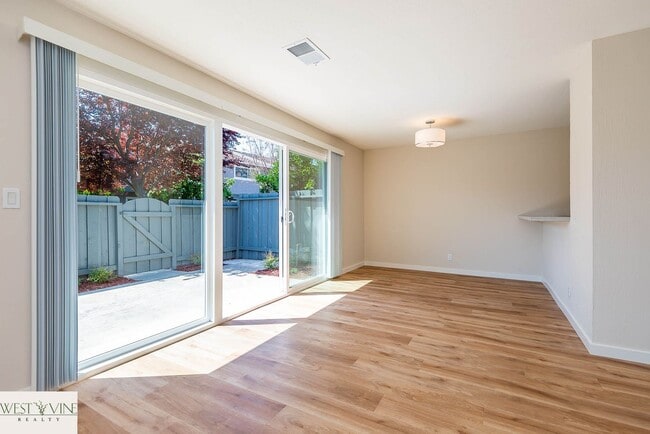 Building Photo - Beautiful 2 Bedroom Condo | Attached Garag...