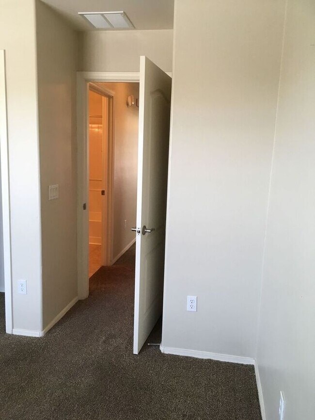 Building Photo - Sun-Drenched 3BR Tucson Residence with Expansive Backyard & Covered Patio