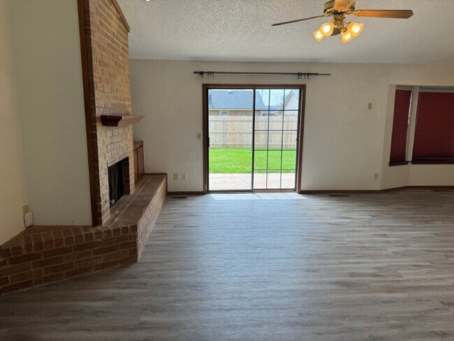 Building Photo - 3 bed 2 bath, 2 car, NEW LVP! Moore School...