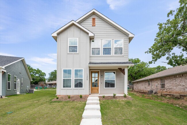 Building Photo - 1209 Chestnut Ct