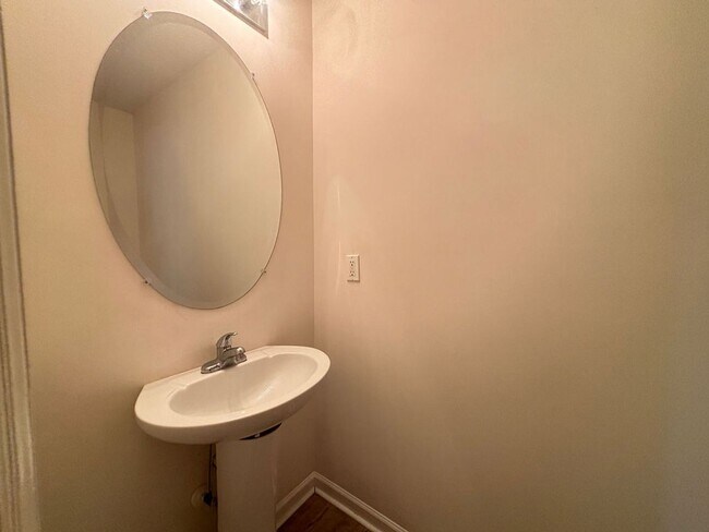 Building Photo - Available now. Great 2 BR/2.5 BA Townhome in Oak Bluff!