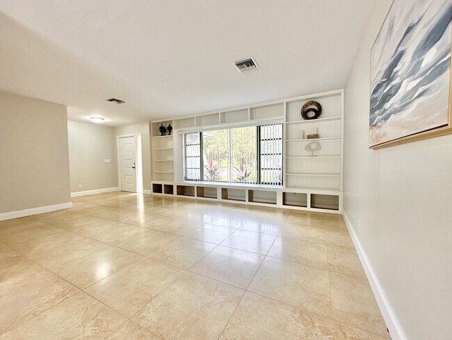 Building Photo - 1900 Curling Ave