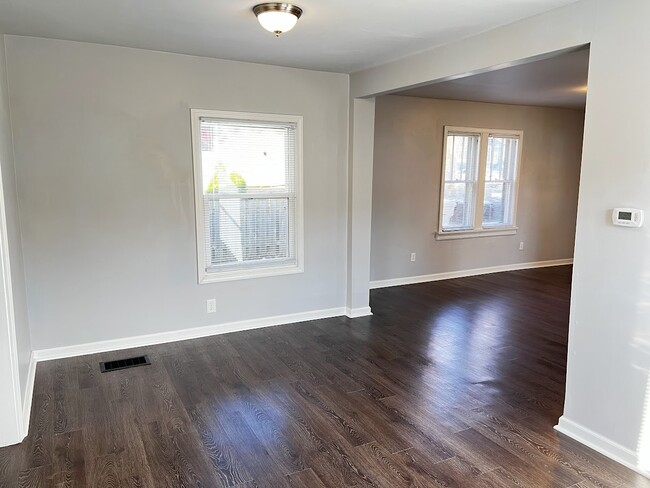 dining area - 1438 E Donald St