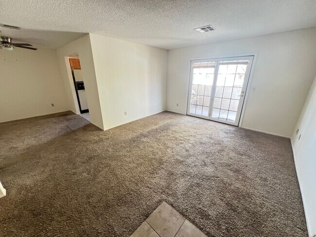 Building Photo - Spacious 2 bedroom 2nd floor unit