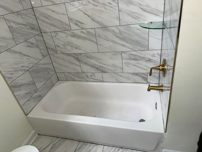 Building Photo - Beautiful renovated 3 bedroom 2 full bath ...