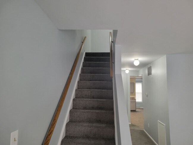 Building Photo - Spacious 3 BR/2 BA Townhome  in Greenway!