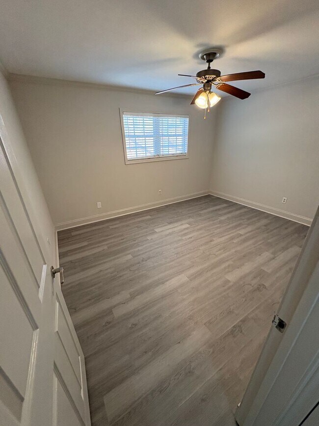 Building Photo - 2 Bedroom 1 Bath Apartment Close to Campus! Available Now!