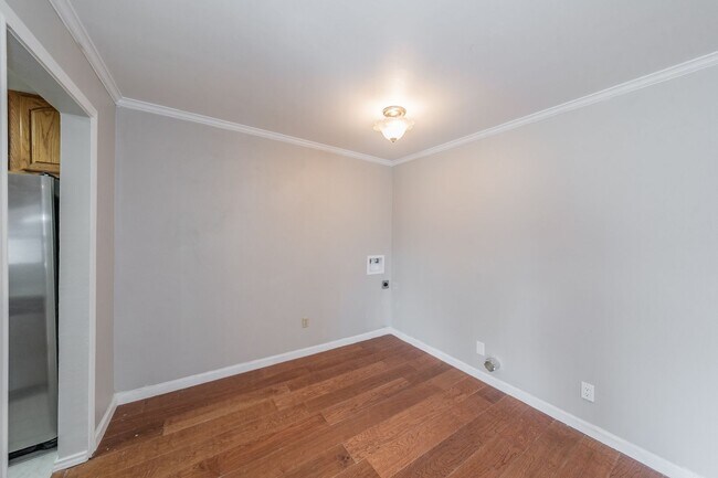 Building Photo - Updated home in Arlington Heights!