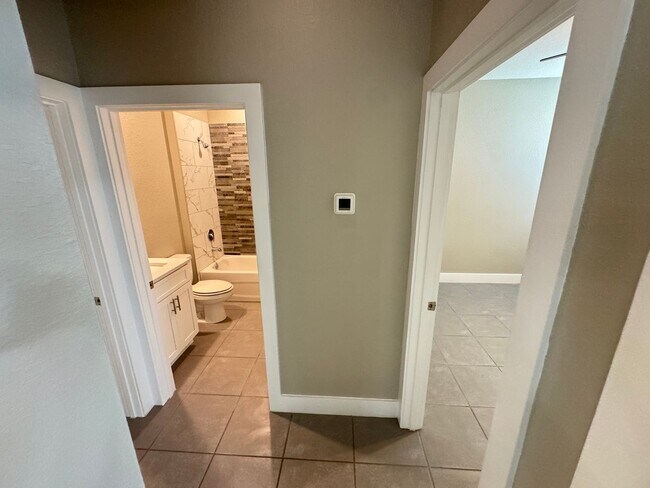 Building Photo - Spacious 4-Bedroom Home in Poinciana – Internet Included & No HOA Approval Required