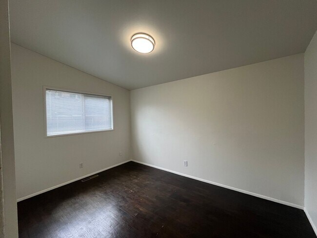 Building Photo - Three Bedroom House