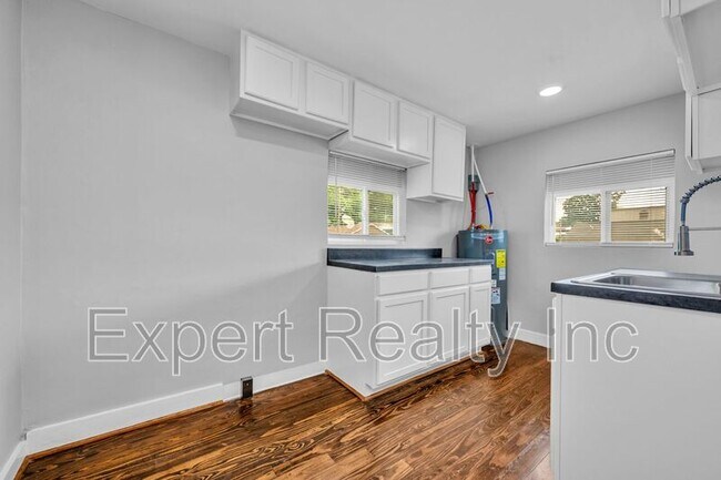 Building Photo - 546 55th St