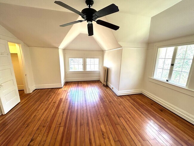 Building Photo - North AVL -  Renovated Arts & Crafts Cottage