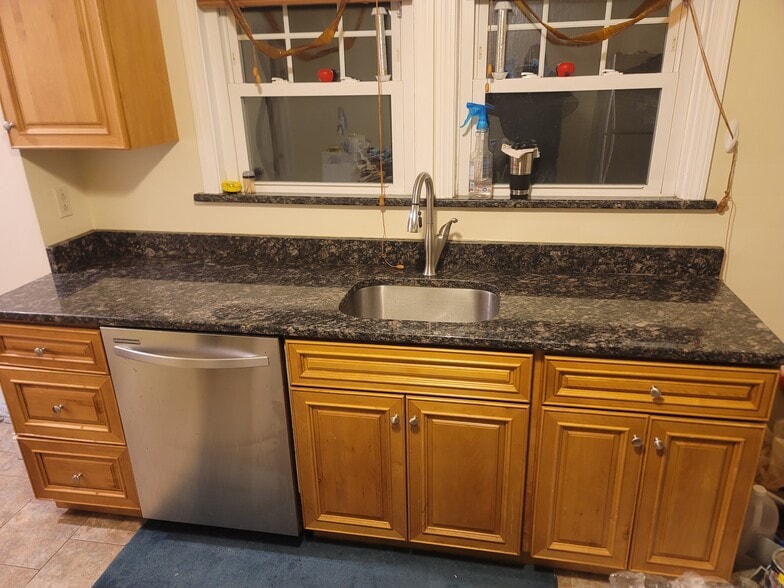 Building Photo - 94 Gill St