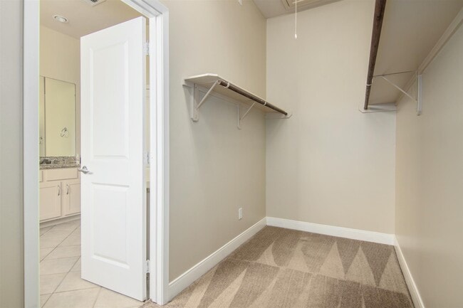 Building Photo - 5227 Lillian St