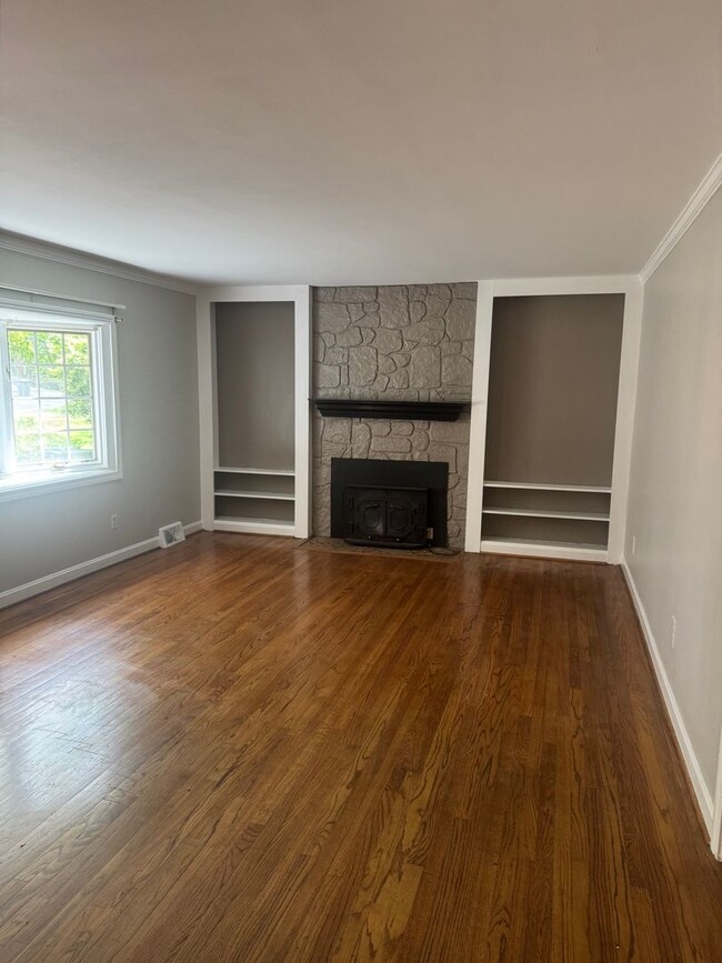 Building Photo - Updated 4 bedroom in Taylors